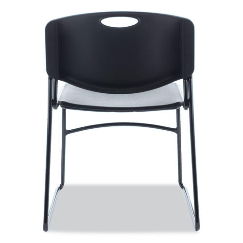 Silla apilable de resina Alera, soporta hasta 275 lb, altura del asiento de 18.50", asiento negro, respaldo negro, base negra, 4/caja
